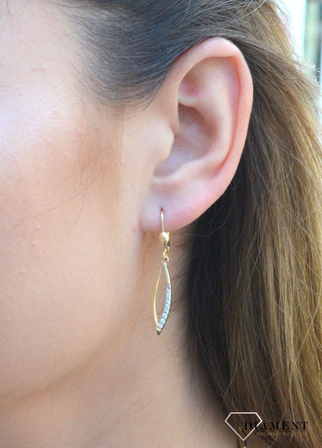 Złote kolczyki wiszące łezki próby 333 KL 5766 333. Na prezent. Klasyczne kolczyki. Eleganckie, złote kolczyki w ponadczasowym kształcie to piękny dodatek pasujący do wielu stylizacji..jpg